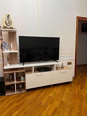 qab rəfi: TV stendi və dekor rəfi dəsti - Müasir dizayn: ağ və açıq ağac — 1
