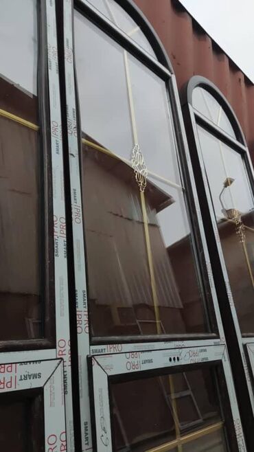 трансбой для дома: Арочное окно из ПВХ с двойным остеклением, подходящее для жилых и