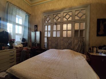 Binalar: Tarixi mərkəzdə yerləşən küçə mənzərəsi olan kommersiya obyektləri və — 27