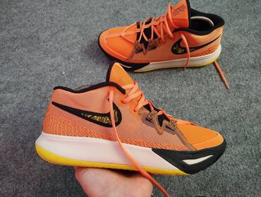 Ayaqqabılar: Orginal Nike yenidir. sadece olcu uygun gelmedi. olcu:42.5 qiymet
