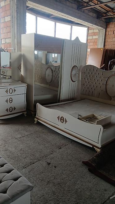 divan masa: - Qırmızı rəngli, modern dizaynlı divan. Yumşaq toxumalı parça üzlük — 10