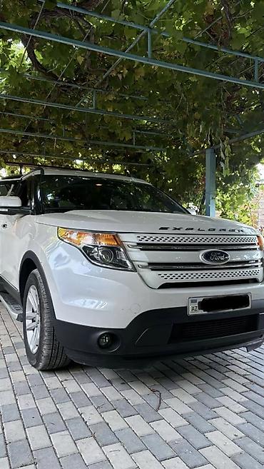 yan guzguler: Ford Explorer Limited – ağ rəngli, 7 yerlik tam ölçülü SUV — 1