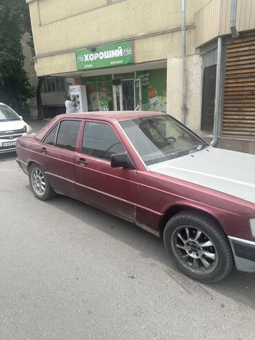 маленькая машина: Седан Mercedes-Benz 190E, отличающийся двухцветной окраской — бордовый