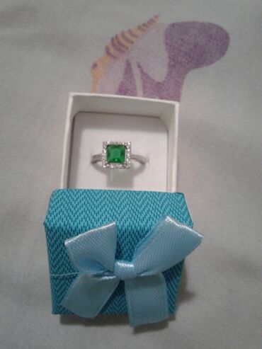 Prstenje: Srebrni prsten sa zelenim kamencicem i cirkonima, prelep