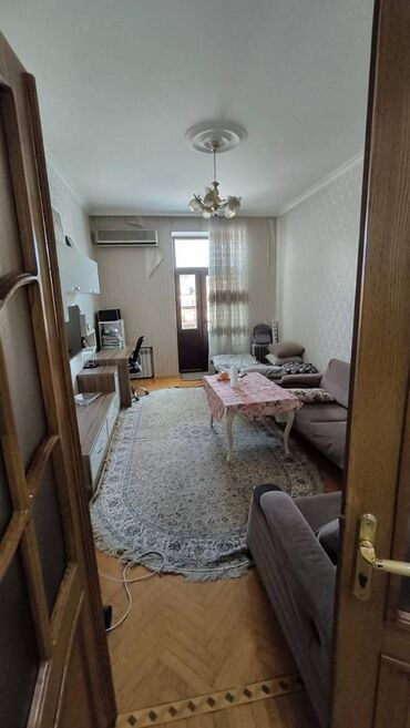 Uzunmüddətli kirayə mənzillər: Nərimanov metrosunun çıxışında,Mc donalds ilə üzbəüz,6 mərtəbənin,3-cü — 11