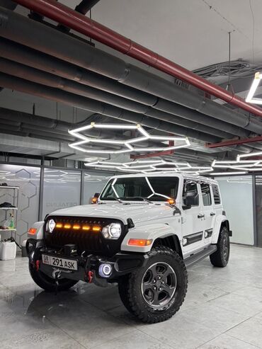 жип мошина: Белый внедорожник Jeep Wrangler с четырьмя дверями и усиленным внешним