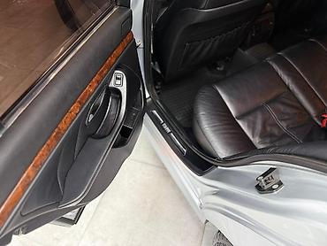 Другие детали салона: BMW — интерьер бизнес-класса с классическим оформлением и богатыми — 16