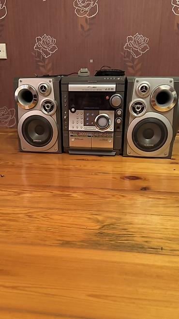 Musiqi mərkəzləri: Samsung mini Hi-Fi audiosistem Xüsusiyyətlər: - 2 ədəd ayrı akustik — 2