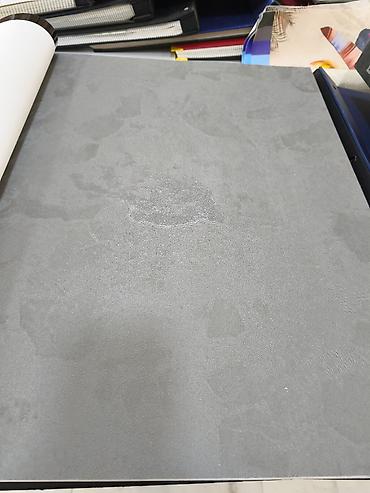 ofis aksesuarları: Beton effekti divar kağızı – boz rəngli, mat səthli, yüngül fakturalı — 1