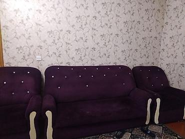 stol stil: Bənövşəyi rəngdə yumşaq dəriyəoxşar/parça üzlü mebel dəsti. Tərkibi: - — 2