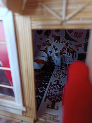 şekide satilan evler: Miniatür ev modeli, qırmızı damı və ətrafında hasarlı yaşıllığı ilə — 4