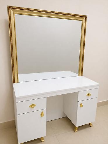 Salon masaları: İşlənmiş, Makiyaj üçün masa — 1