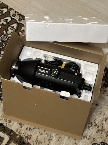 Фото и видеокамеры: Продаю световое оборудование для видеосъемки Godox Sl 200 ||| с