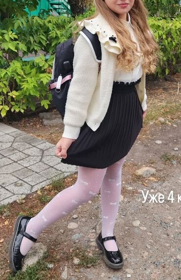 одежды для новорожденных: Продаю одежду для девочки 9- 10 лет. 5 блузок в школу, теплая вязаная