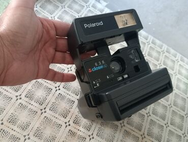 polaroid fotoaparat: Polaroid, heç bir zədəsi filan yoxdu. Batareyası olmadığı üçün işləmir