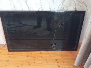 104 ekran TV Samsung əlavə smart elemeye qoşan aparat da var birke 270