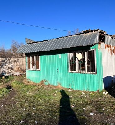 дом в новопаловке: Небольшое жилое здание с облицовкой из зеленого профилированного листа