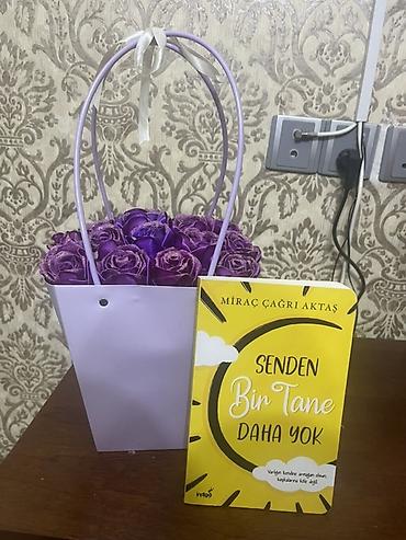 gul səbəti: Hədiyyə dəsti: dekorativ gül buketi və kitab - Bəzəkli bənövşəyi — 1