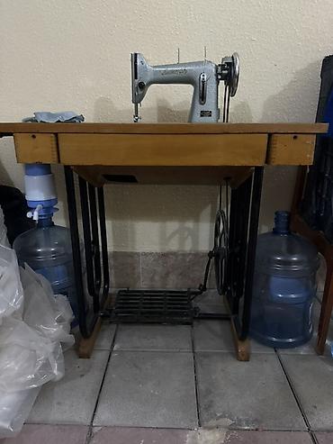 et cəkən maşın: Ayaqla idarə olunan tikiş maşını və masası - Sənaye tipli, metal — 1