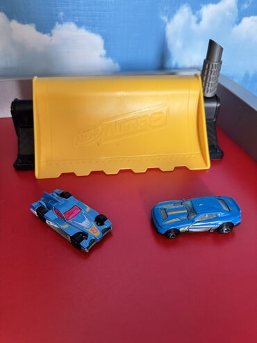Тарелки: 2 original hotweels mashin ve original nerf aksesuar biryerde hamsi