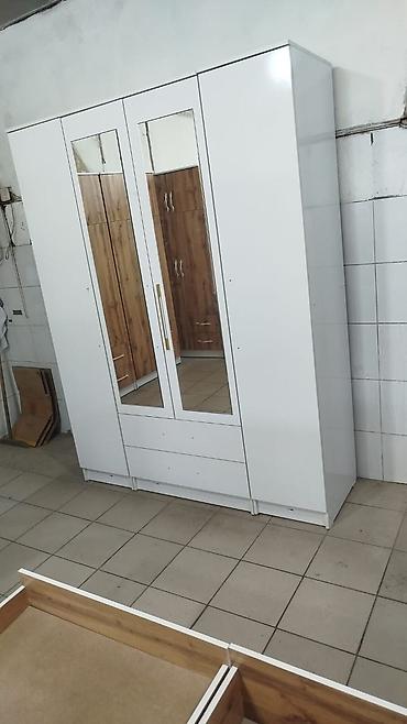 standing mirror: Трёхдверные платяные шкафы - Конструкция: 3 распашные двери, внизу — 1