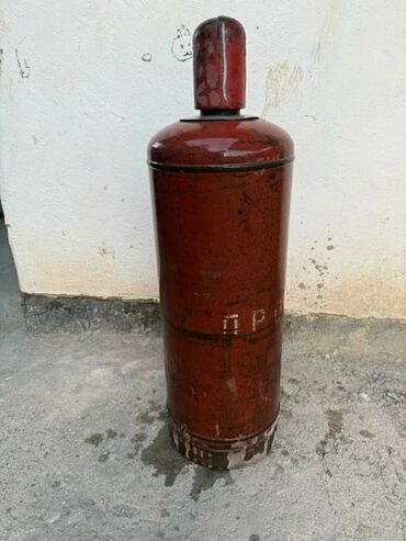 куплю газ баллон: Красный газовый баллон, предназначенный для хранения пропана. Баллон