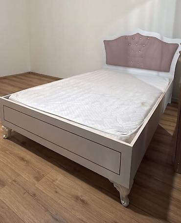 Ağ rəngli iki nəfərlik çarpayı və döşək dəsti. Carpayi 150 manat.Olcu