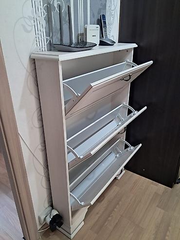 perla mebel: Ağ-açıq şam ağacı teksturasında, klassik üslubda üçbölməli ayaqqabı — 2
