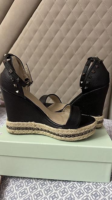 yay krasovkalari: Qara rəngli platforma sandal – dabanı kəndir (jut) toxuması ilə — 1