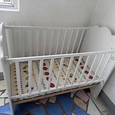 used bed: Детская кроватка белого цвета с классическими боковыми рейками и — 1