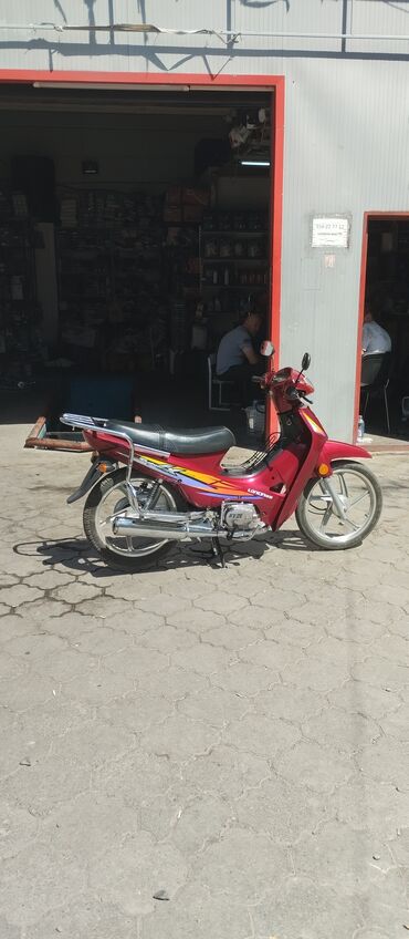 купить эндуро 200 кубов бу: Мотоцикл Loncin в стиле CUB, выполненный в красном цвете. В идеальном