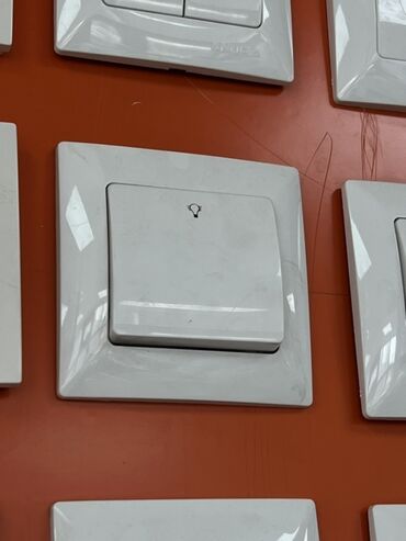 меняю на 07: Одинарный клавишный выключатель света, накладной, белый. -