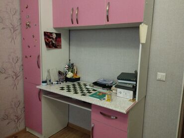 столы на переднем плане: Стол, цвет - Розовый, Б/у