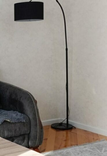 Haima: Qara torşəmsiyəli döşəmə lampası - Minimalist və modern dizayn: incə