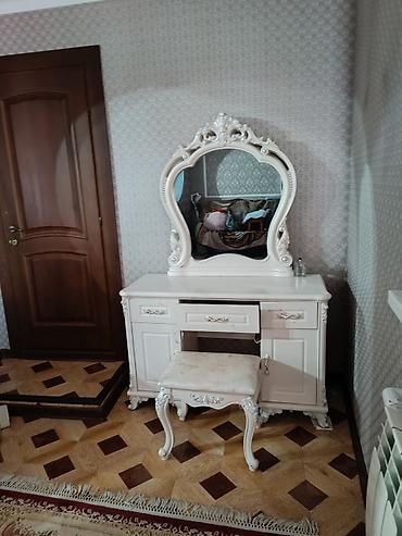 Спальные гарнитуры: Спальный гарнитур в классическом стиле, цвет айвори с патиной и резным — 5