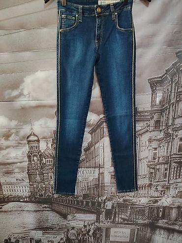 Uske farmerke (skinny) u tamno-plavom džinsu. - Kroj: skinny, uske