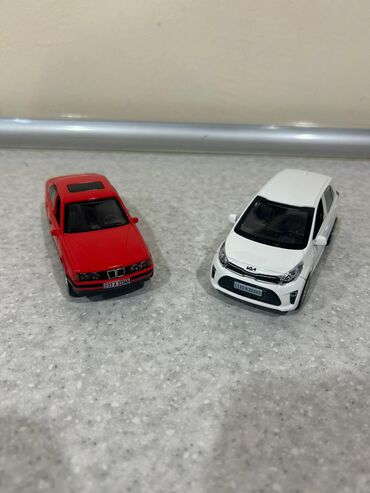 Avtomobil modelləri: Ağ rəngli kiçik ölçülü oyuncaq avtomobil modeli - Realistik hetçbek — 11