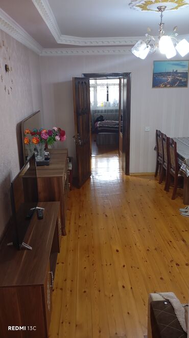 Mənzil kirayələyirəm: Mənzilin təsviri: - Geniş, işıqlı zal: L formalı yumşaq mebel — 3