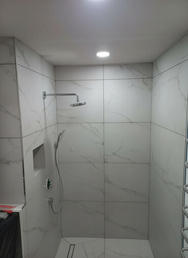 Укладка плитки: Подготовка стен для грунтовки, Резка плитки, Гидроизоляционные работы | Керамическая плитка, Керамогранитая плитка, Мозаичная плитка | Горизонтальная укладка, Раскладка в разбежку, Раскладка ковром Больше 6 лет опыта — 1