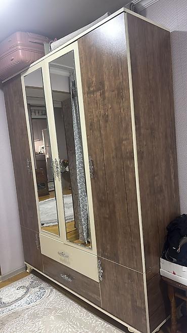 Dolab satılır qiyməti 150 manat ölçüsü eni 1.60 sm hündürlüyü 2 metr