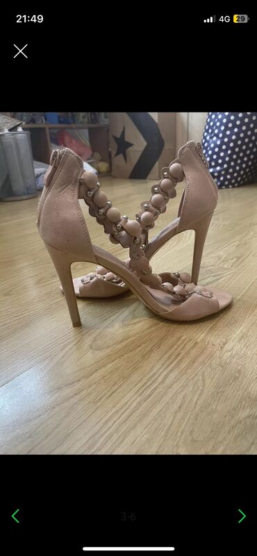 Nove sandale
Nezno roze boje
38 broj
Prelepe!