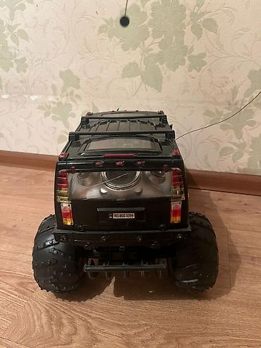 hummer h1: Uzaqdan idarə olunan iri təkərli off-road model maşın - Korpus: qara — 2