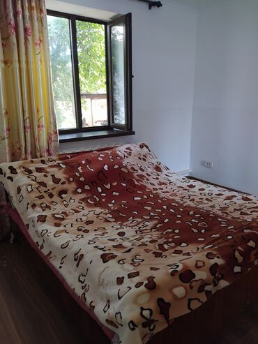 продаю дом в центре города бишкек: 90 м², 4 комнаты, Свежий ремонт С мебелью, Кухонная мебель