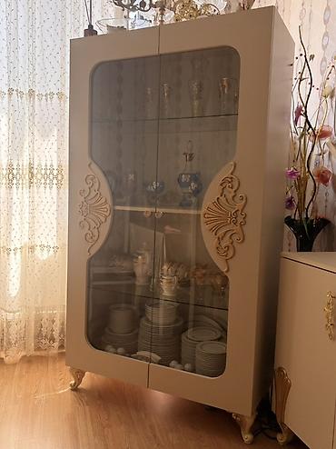 Vitrin şkaf – klassik dizaynlı, dekorativ oyma elementlərlə - lalafo.az -da — 4 Vitrin şkaf – klassik dizaynlı, dekorativ oyma elementlərlə - — 4