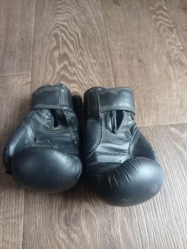 спорт перчатки: Продаю боксерские перчатки 4oz
до 9 лет по 500сом