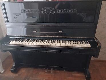 Upright piano – klassik qara rəngdə, dekorativ oyma naxışlı ön panel