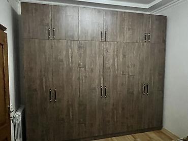 paltar dolablar: Müasir dizaynda, otağın divarı boyunca quraşdırılan iri həcmli paltar — 2