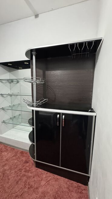 угловой шкаф: Продам барный шкаф для посуды, бокалов и напитков! Удобный и