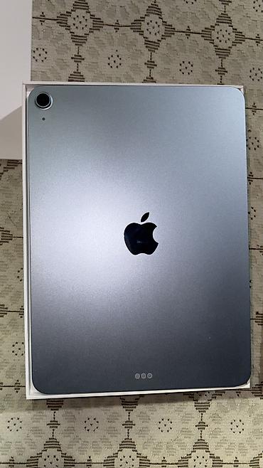 ipad air 11 m3: Apple iPad Air planşeti, açıq mavi rəngdə, incə və yüngül korpus — 3
