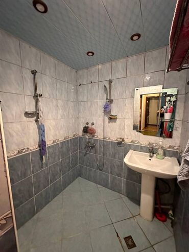 Uzunmüddətli kirayə mənzillər: Əhmədli metrosu,Katvnin arxasında,9 mərtəbənin,9-cu mərtəbəsində,3 — 11